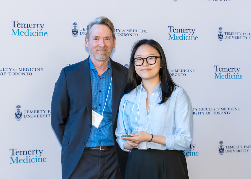 David Hodgson, Vice Chair of Research, presents the Best Poster Award for Academic Excellence in Research by a Radiation Oncology Resident to Inhwa Kim.