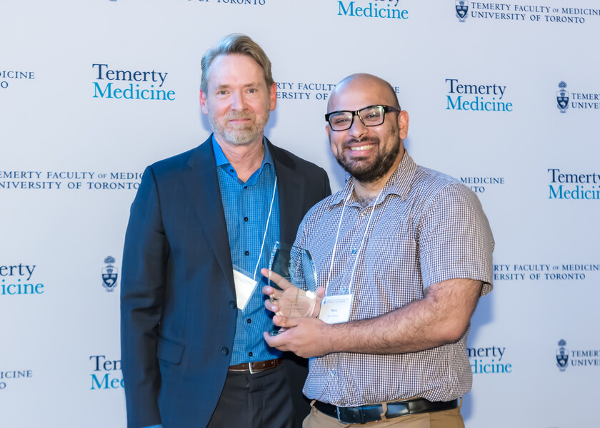 David Hodgson, Vice Chair of Research, presents the Best Poster Award for Academic Excellence in Research by a Physics Resident to Mark D’Souza.