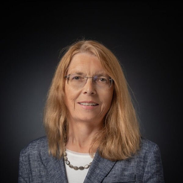 Headshot of Ewa Szumacher